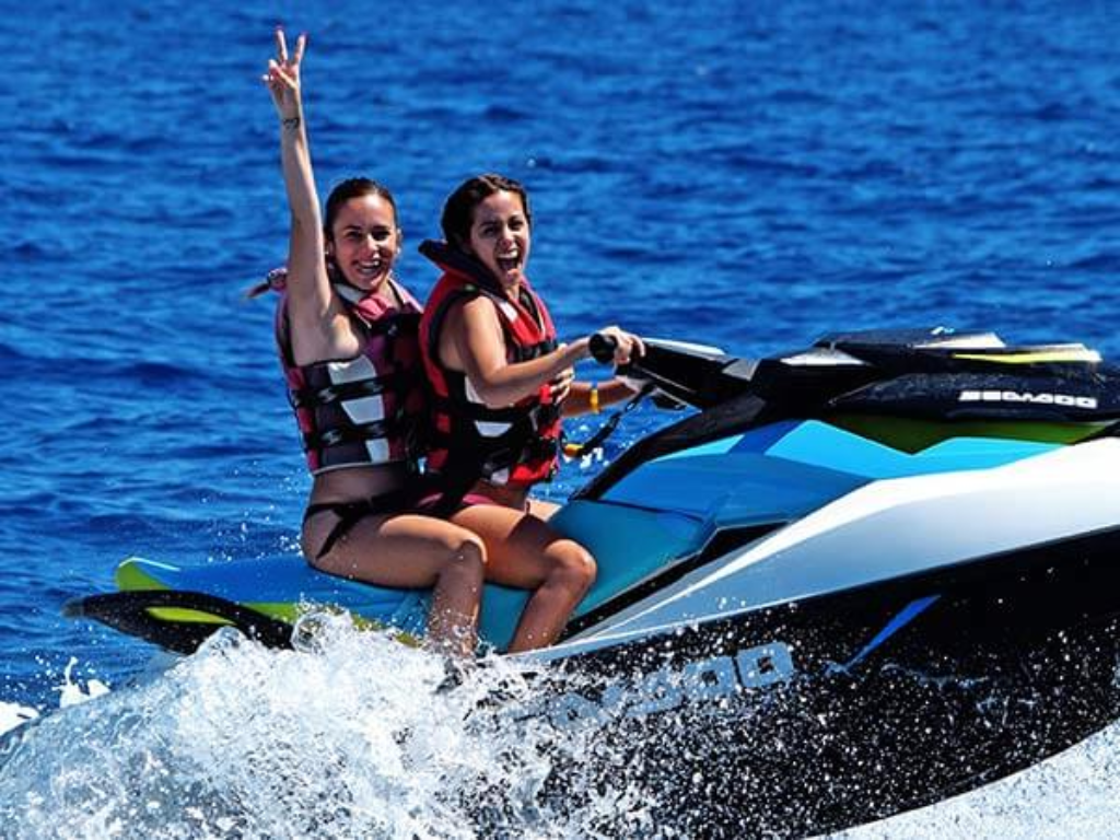 Read more about the article Unleashing Speed on Water: How Fast Can a Jet Ski Go?