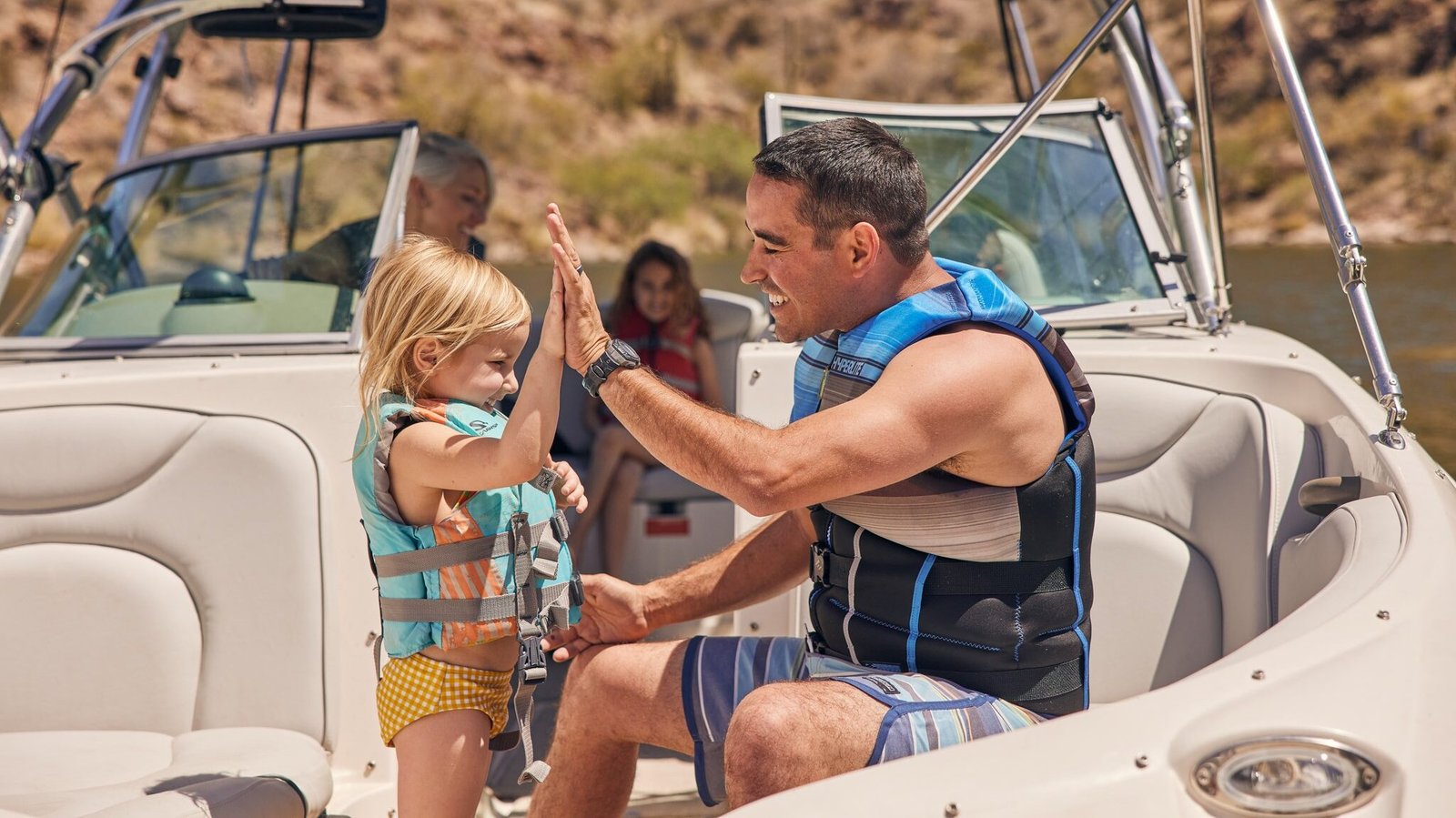 Read more about the article Boating Safety Tips for Arizona Lakes